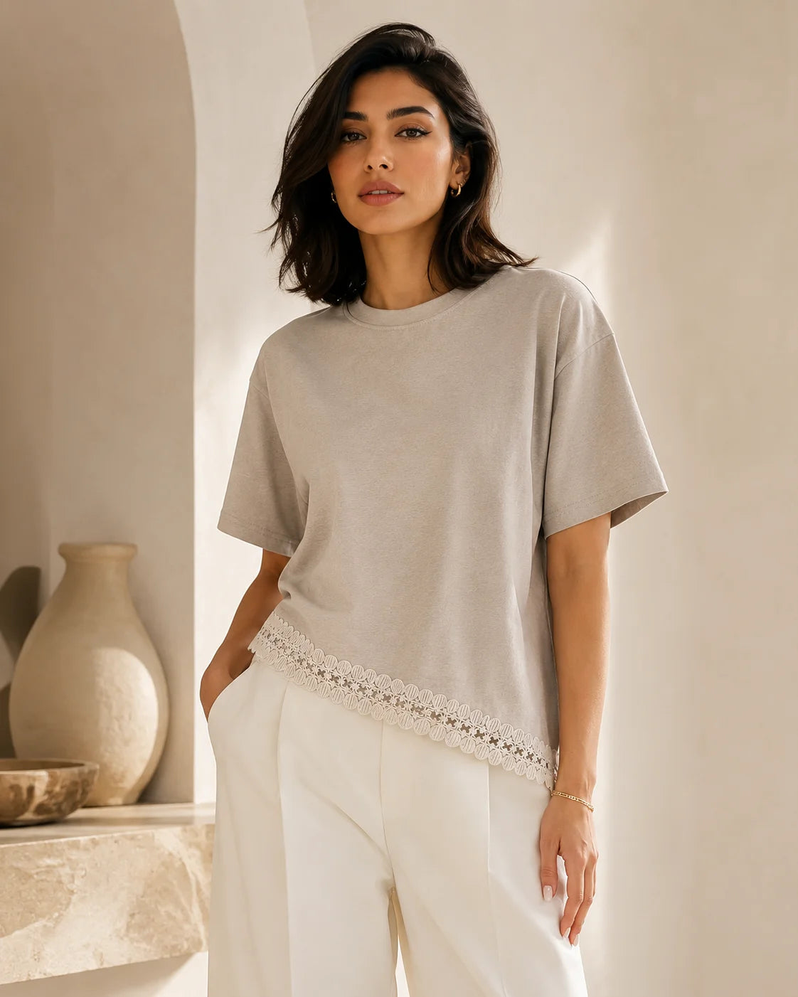 بلوزة بحافة دانتيل وقصّة غير متماثلة - Beige