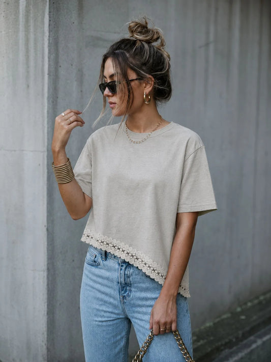 بلوزة بحافة دانتيل وقصّة غير متماثلة - Beige