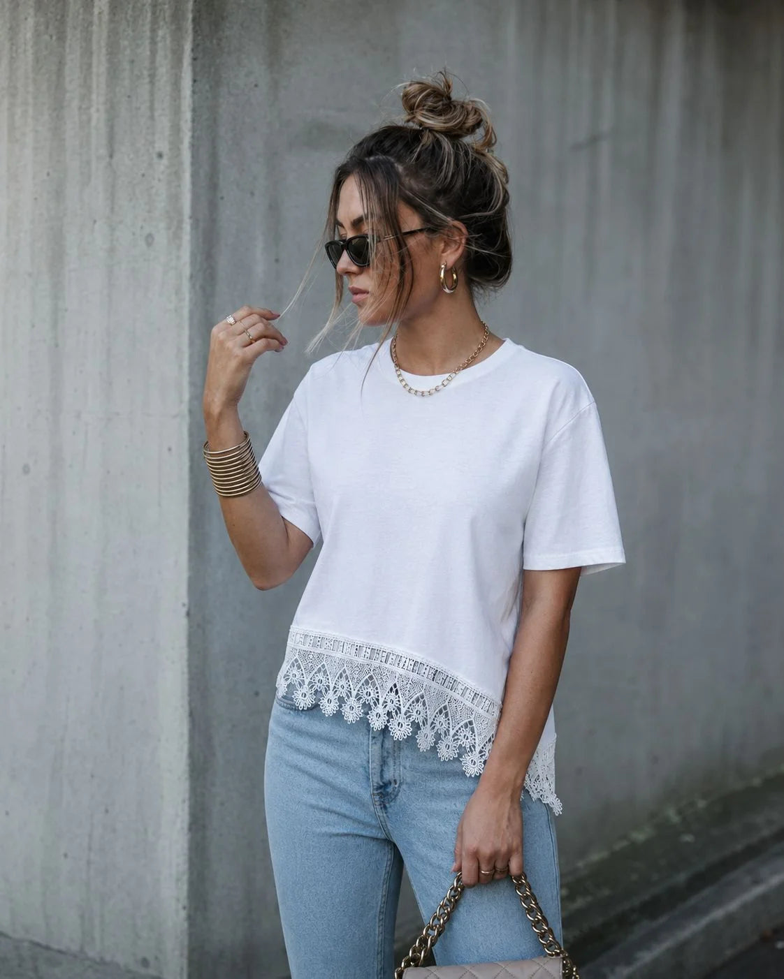 بلوزة بحافة دانتيل وقصّة غير متماثلة - White